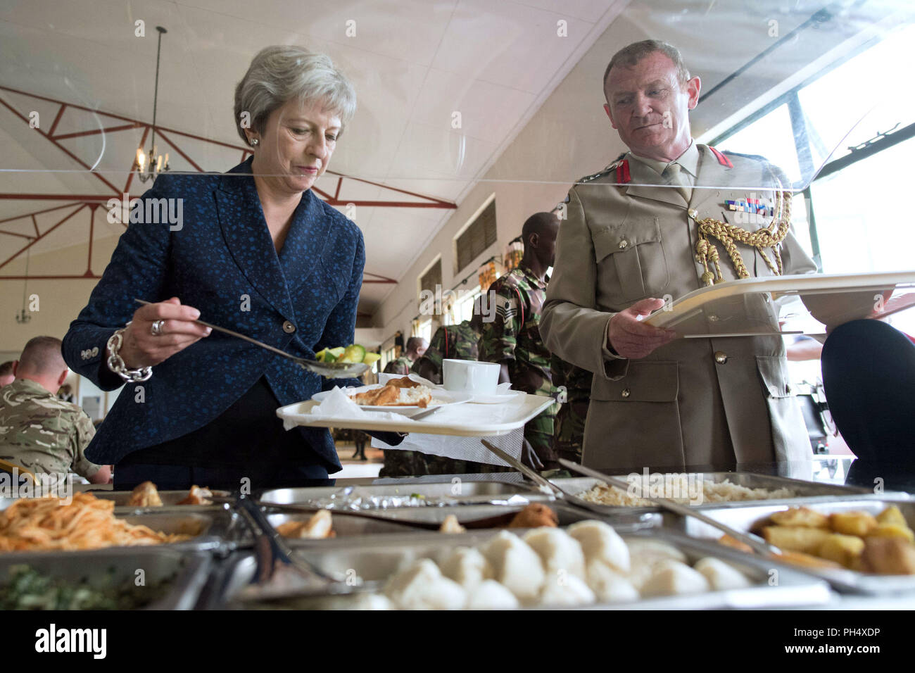 Premier ministre Theresa peut se joint aux soldats britanniques pour le déjeuner à la lutte contre les IED Embakasi centre à Nairobi, où elle a vu la formation de détection de mines par les Britanniques et les Kentan, militaire, le troisième jour de sa visite en Afrique. Banque D'Images