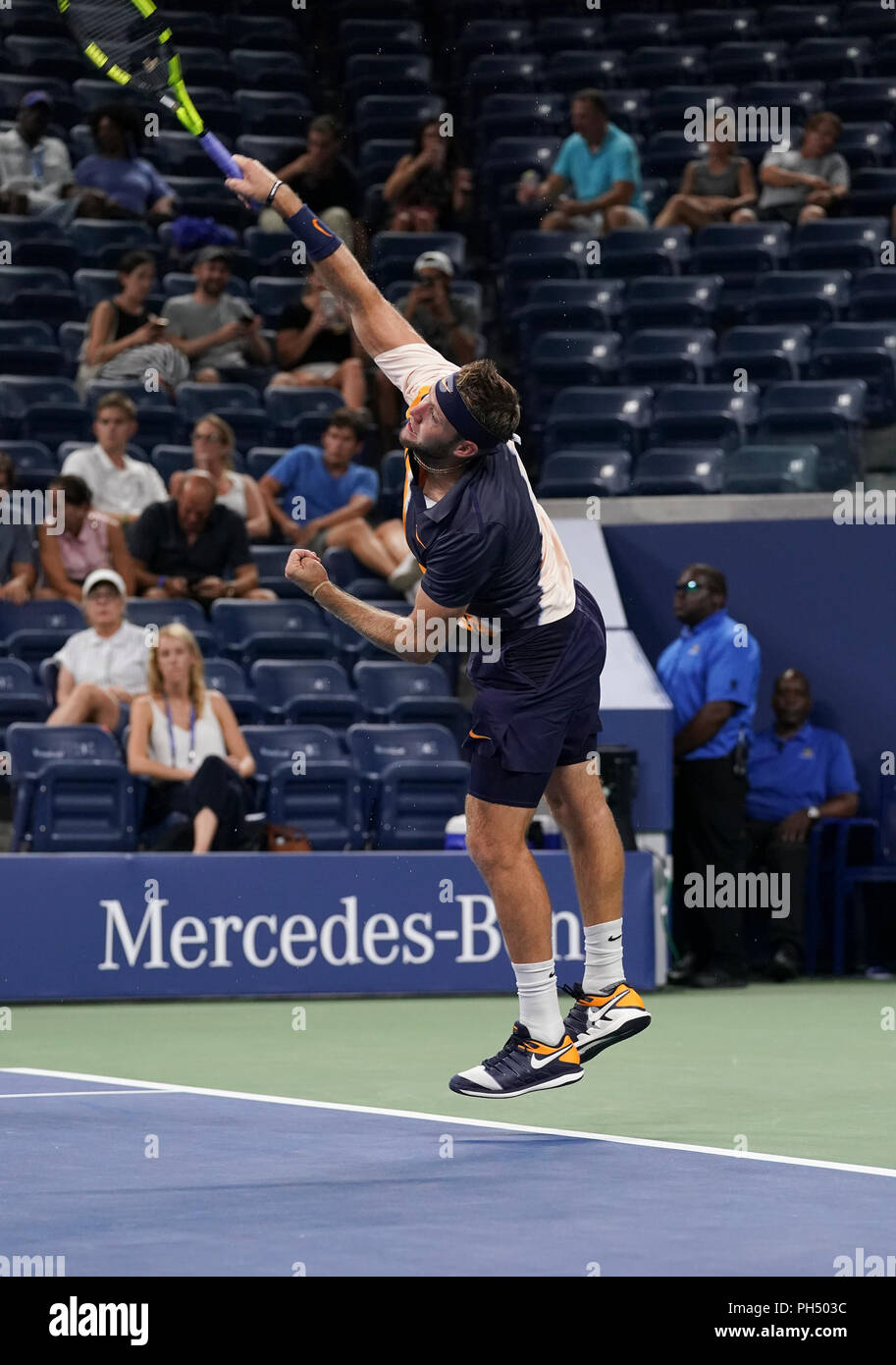 New York, États-Unis. Août 29, 2018. Jack Sock de USA sert pendant l'US Open 2018 2ème tour match contre Nikoloz Basilashvili de Géorgie à l'USTA Billie Jean King National Tennis Center Crédit : Lev Radin/Pacific Press/Alamy Live News Banque D'Images