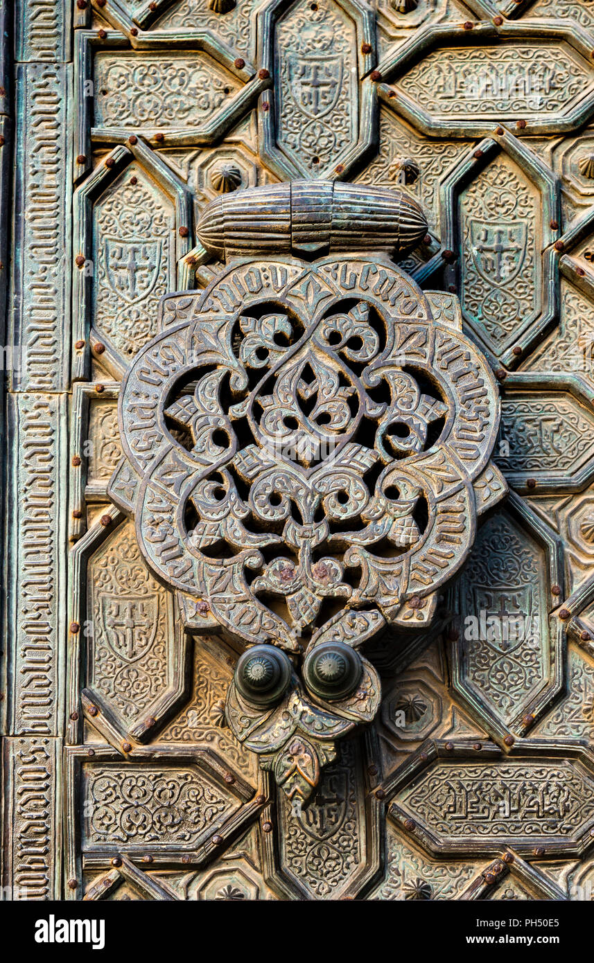 Un heurtoir sur l'ornementation, bronze, Puerta del Perdon, porte de forgivness, de la Grande Mosquée, de la Mezquita, dans la région de Cordoba, Espagne Banque D'Images