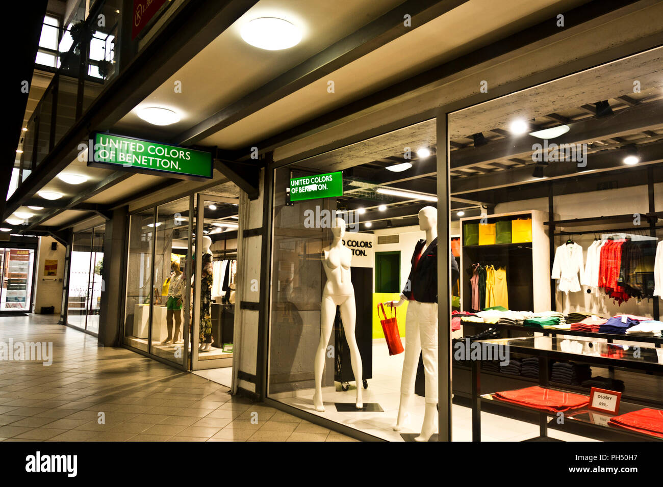 United Colors of Benetton boutique de mode dans un centre commercial à  Prague, République Tchèque Photo Stock - Alamy