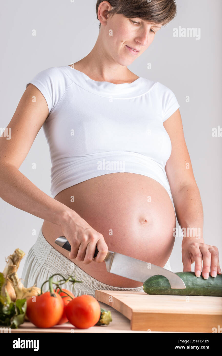Jolie Jeune Femme Enceinte Avec Un Bebe Ventre Gonfle Nu Debout A Un Comptoir De Cuisine Faire Une Salade Saine Couper Un Concombre Et Tomates W Photo Stock Alamy Jolie Jeune Femme Enceinte Avec Un Bebe Ventre Gonfle Nu Debout A Un Comptoir De Cuisine Faire Une Salade Saine Couper Un Concombre Et Tomates W Photo Stock Alamy