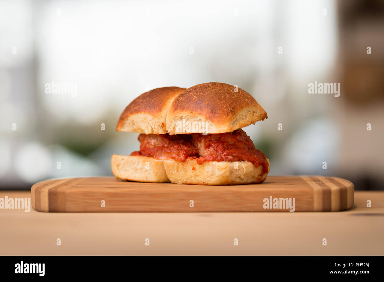 Un meatball sandwich sur un joli petit pain brioché. Banque D'Images