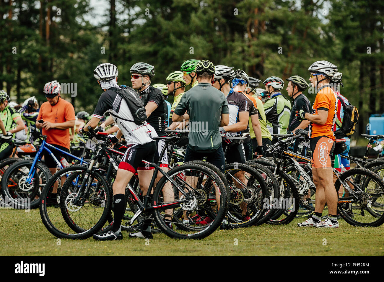 V.Ufaley, Russie - le 12 août 2018 : les athlètes du groupe de cyclistes avant le début de la race au cours de Big Stone XCM race Banque D'Images