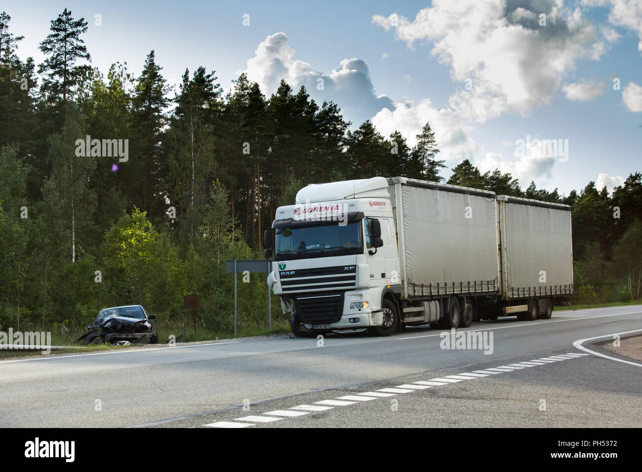 Collision frontale de BMW et de camions DAF, en Lettonie sur l'A4, qui s'est produit dans la soirée du 21 août, 2018 Banque D'Images