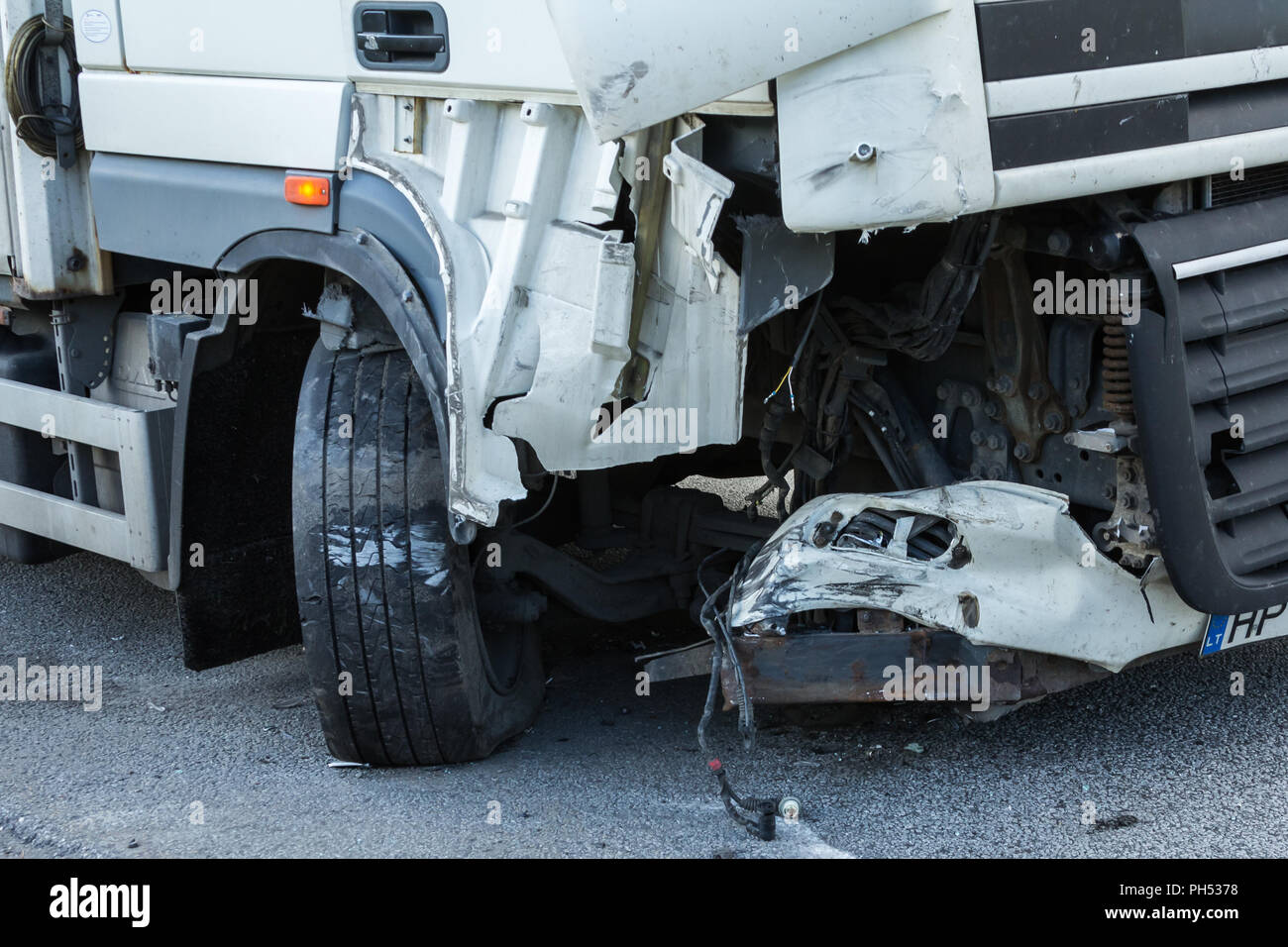 Collision frontale de BMW et de camions DAF, en Lettonie sur l'A4, qui s'est produit dans la soirée du 21 août, 2018 Banque D'Images