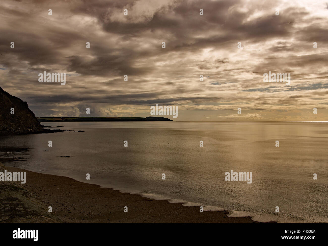 St Austell Bay au coucher du soleil, une vue du port de Charlestown wall, Cornwall, Angleterre. Les célèbres moules sont en vue dans la baie. Banque D'Images