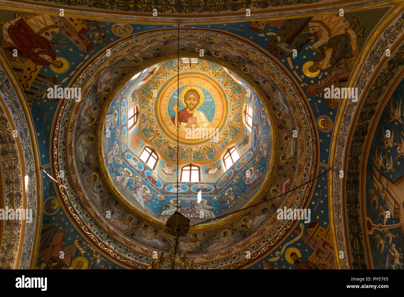 Potlogi, Roumanie - 12 août 2018 : Détail de l'intérieur du dôme de paiting église orthodoxe Saint Dimitrie construire en 1683 par le voïvode Constantin Brincoveanu Banque D'Images