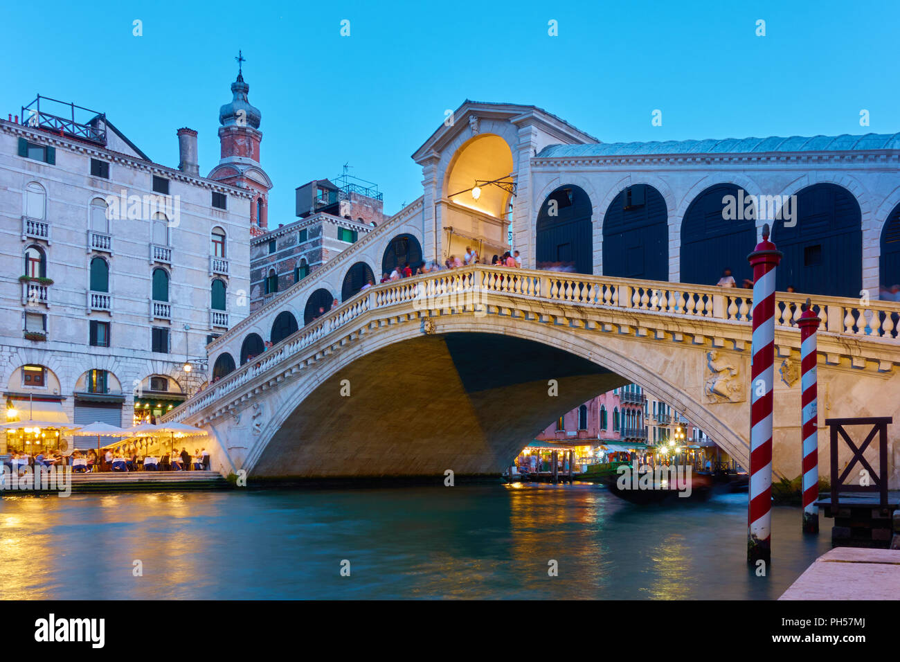 Le Pont du Rialto à Venise le soir, Italie Banque D'Images