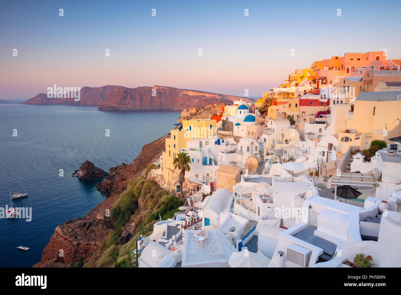 Oia, Santorin. Image du célèbre village de Oia situés à l'une des Cyclades île de Santorin, le sud de la mer Egée, en Grèce. Banque D'Images