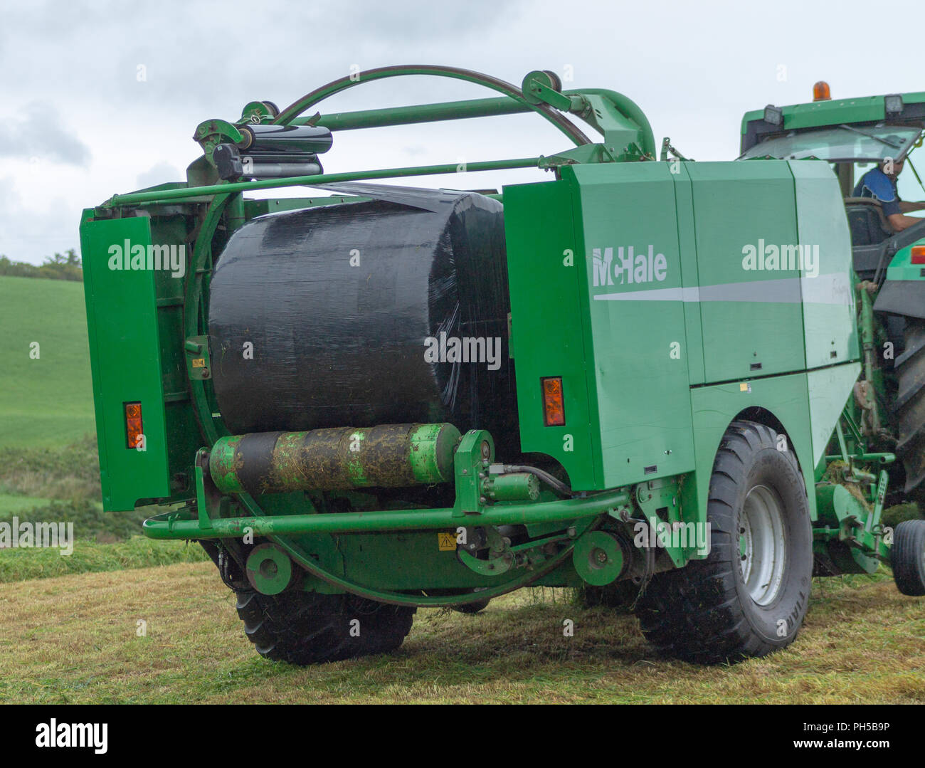 L'ensilage en balles McHale feuille de plastique noir sur une ferme en Irlande Banque D'Images