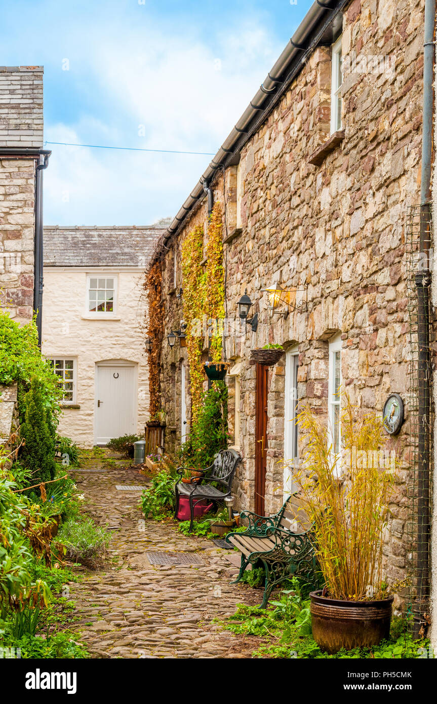 Une rangée de maisons mitoyennes en pierre dans un village Banque D'Images