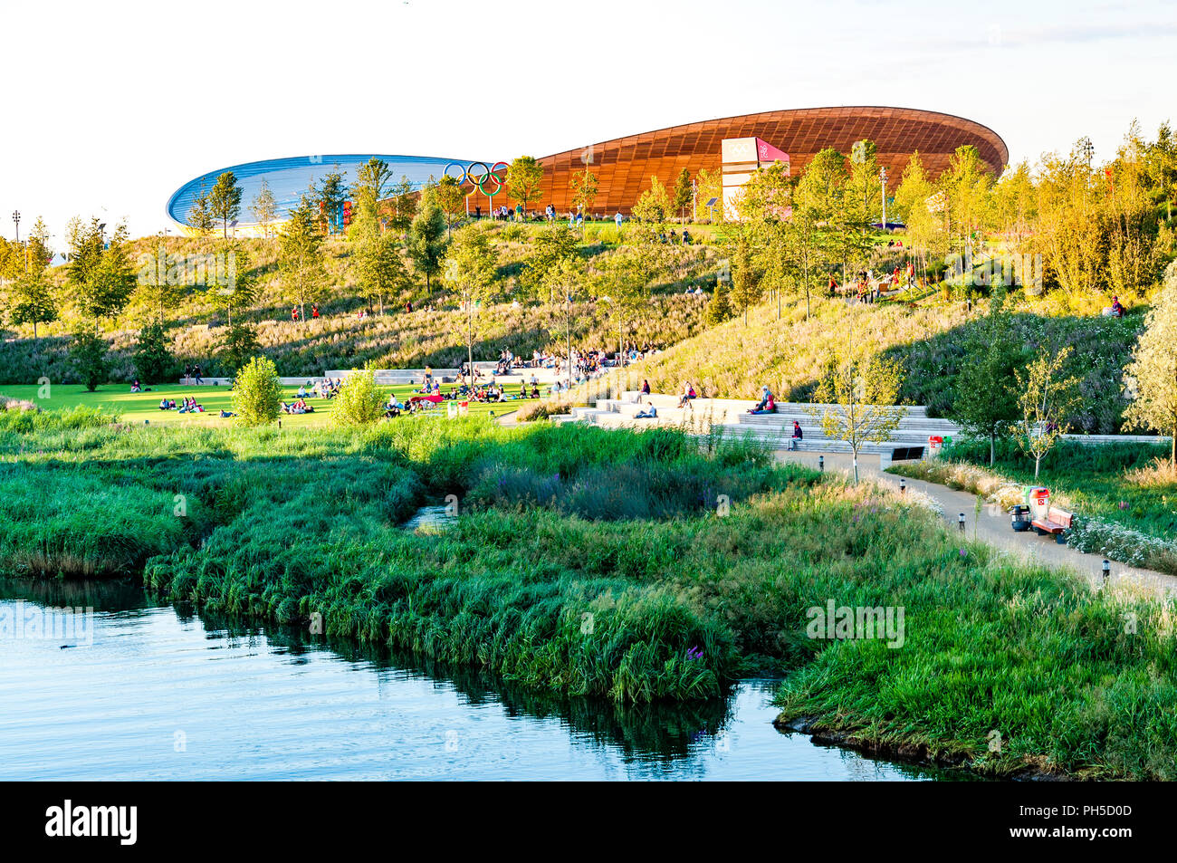 L'herbe verges de la rivière Lea et le vélodrome - Jeux Olympiques 2012 Banque D'Images
