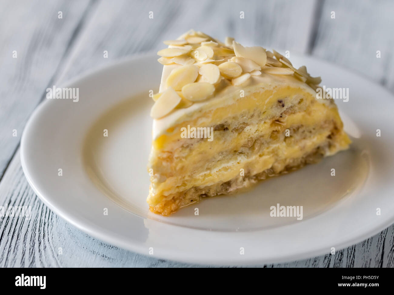Partie De Gateau Egyptien Sur La Plaque Blanche Photo Stock Alamy Partie De Gateau Egyptien Sur La Plaque Blanche Photo Stock Alamy