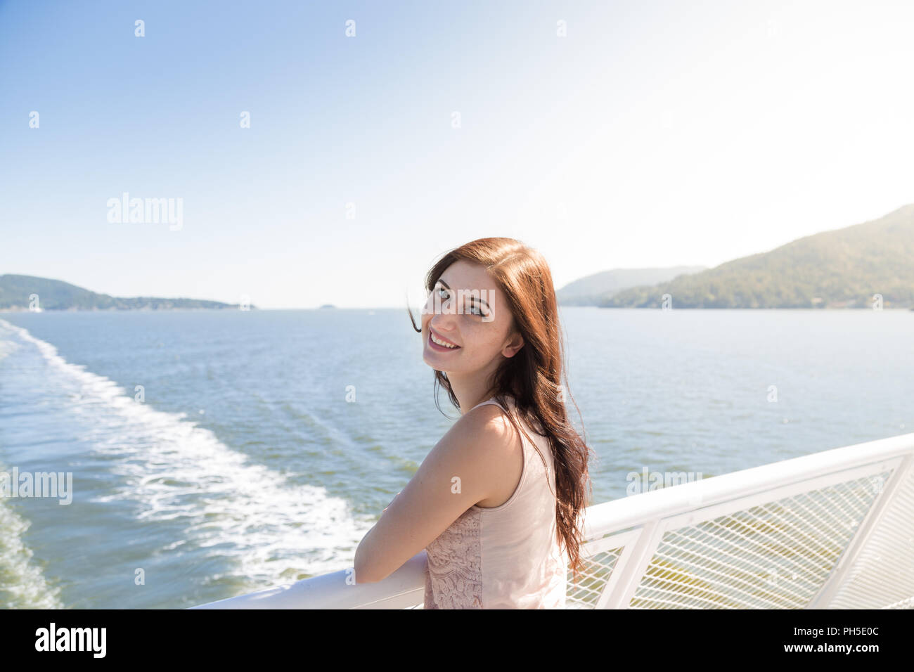 Jeune femme brune sur un ferry en direction de Howe Sound. Banque D'Images