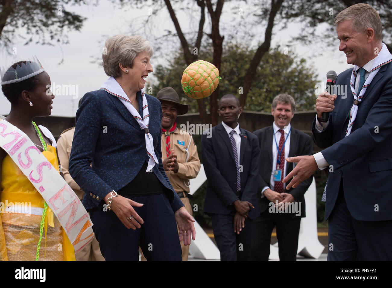 Premier ministre Theresa joue au football peut, en tant qu'ancien homme politique et directeur exécutif du Programme des Nations Unies pour l'environnement Erik Solheim regarde sur, lors d'une visite à l'Organisation des Nations Unies à Nairobi sur le troisième jour de sa visite en Afrique. Banque D'Images