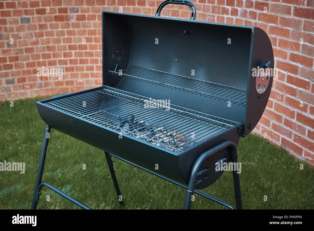 Grand noir baril grill dans le jardin Photo Stock - Alamy