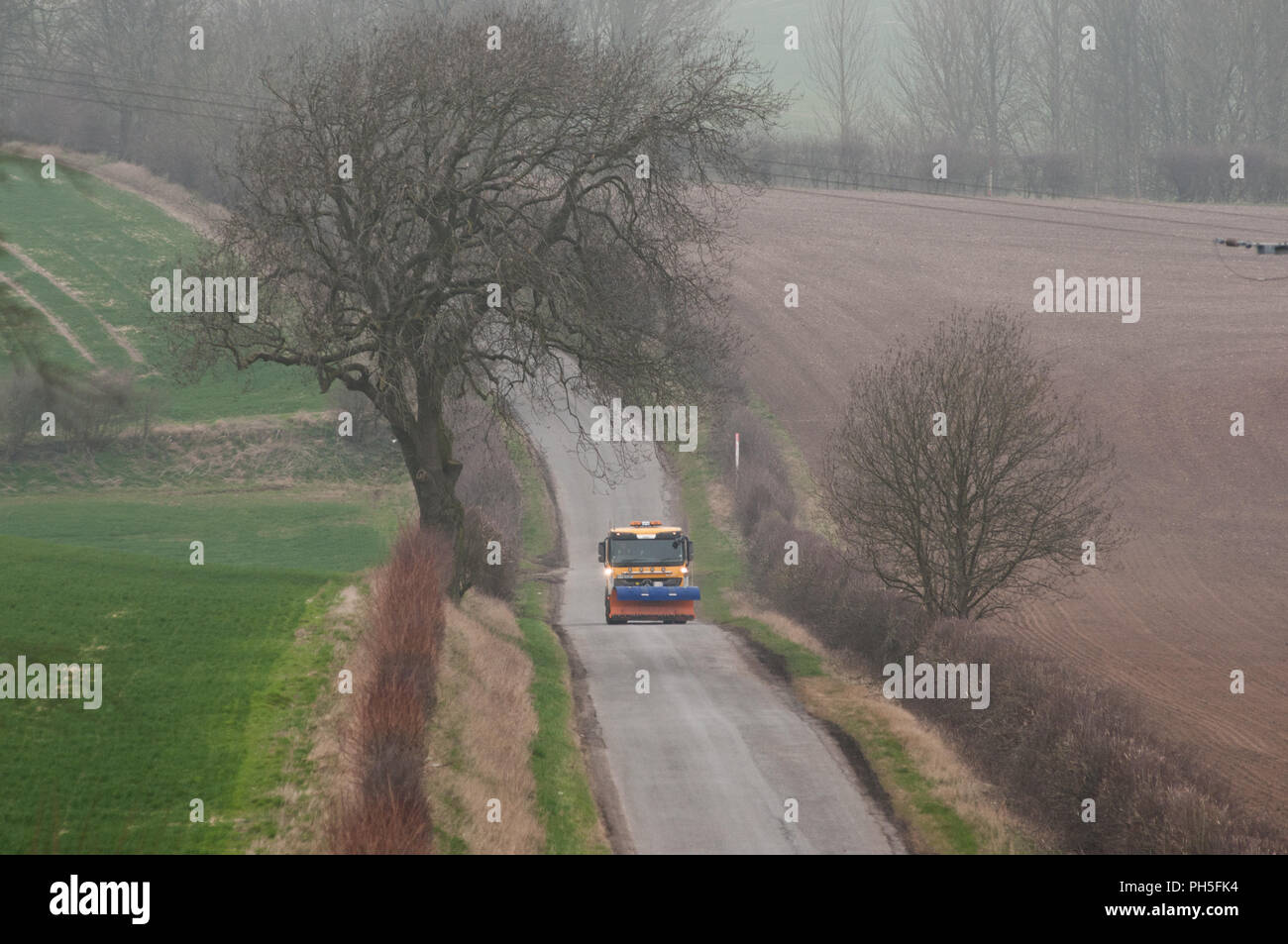 Conduite du véhicule de déneigement sur une rue vide en UK Banque D'Images