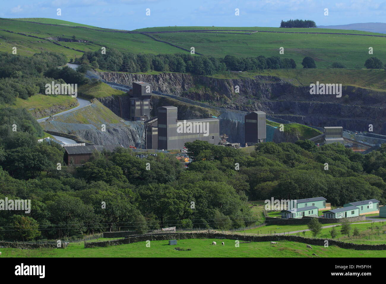Une horreur qui se trouve dans la belle région du Yorkshire Dales est Hanson Aggregates qui est à Ingleton, Yorkshire du Nord Banque D'Images
