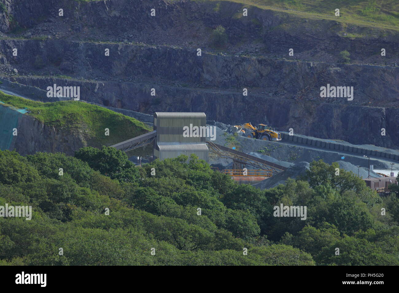 Une horreur qui se trouve dans la belle région du Yorkshire Dales est Hanson Aggregates qui est à Ingleton, Yorkshire du Nord Banque D'Images