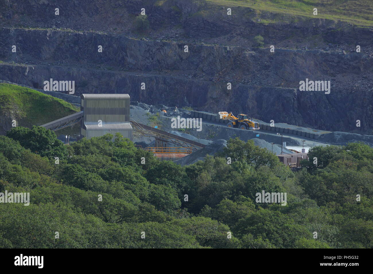 Une horreur qui se trouve dans la belle région du Yorkshire Dales est Hanson Aggregates qui est à Ingleton, Yorkshire du Nord Banque D'Images