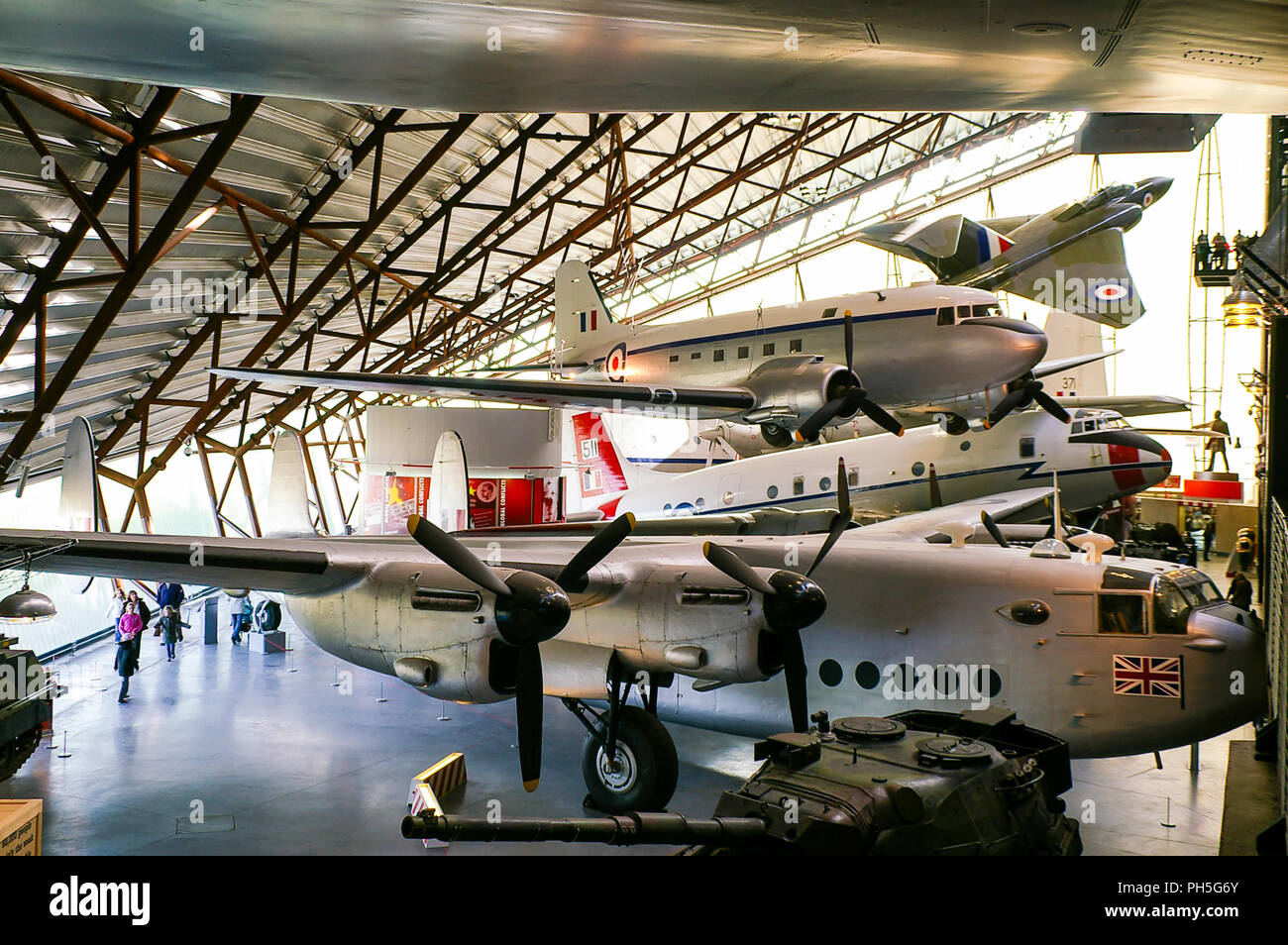 Exposition nationale de la guerre froide Aircraft RAF Museum Cosford. Avion préservé. Avro York. Douglas Dakota. Gloster Javelin ci-dessus Banque D'Images