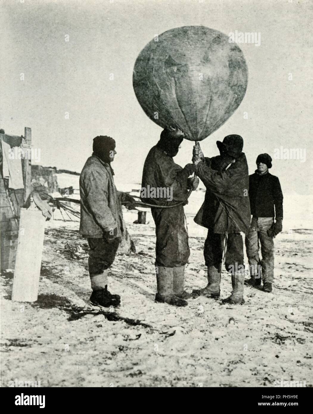Dr. Simpson l'envoi dans un ballon", 1911, (1913). Artiste : Herbert  Ponting Photo Stock - Alamy