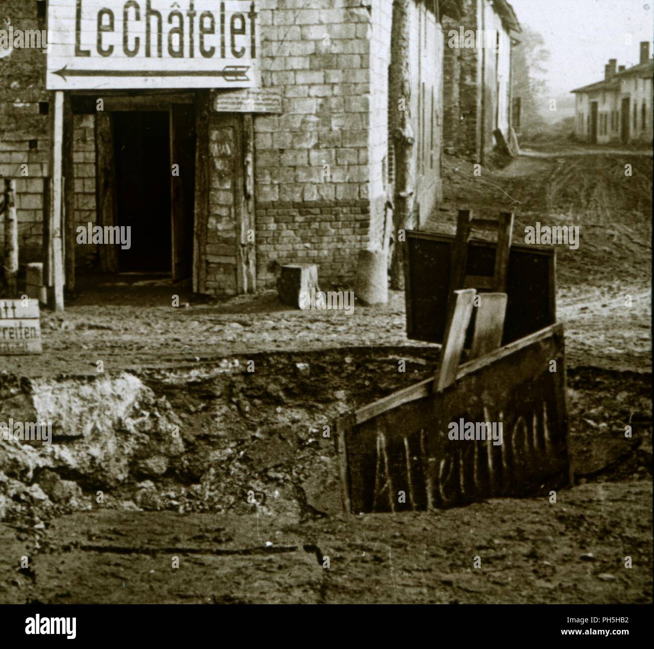Croisée des chemins minés, Le Chatelet, France, c1914-c1918. Artiste : Inconnu. Banque D'Images