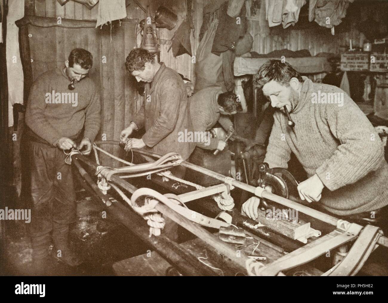 'Préparer les traîneaux pour le Polar Journey (Crean, Forde, Lashly, C. P. Evans)', c1911, (1913). Artiste : Herbert Ponting. Banque D'Images