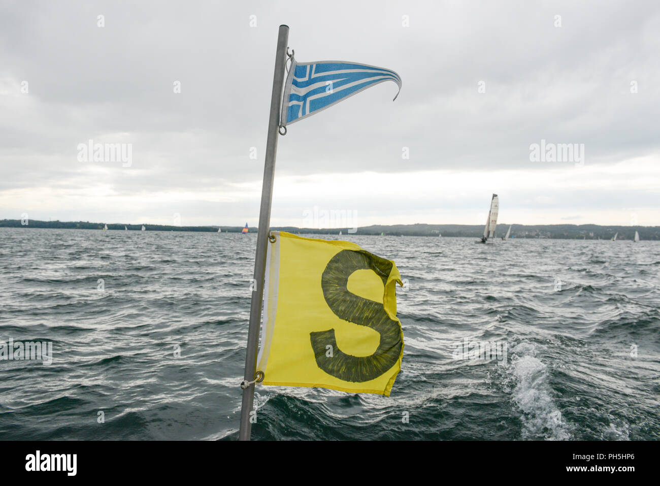 Drapeaux de sécurité d'un bateau sur le Lac de Starnberg Banque D'Images