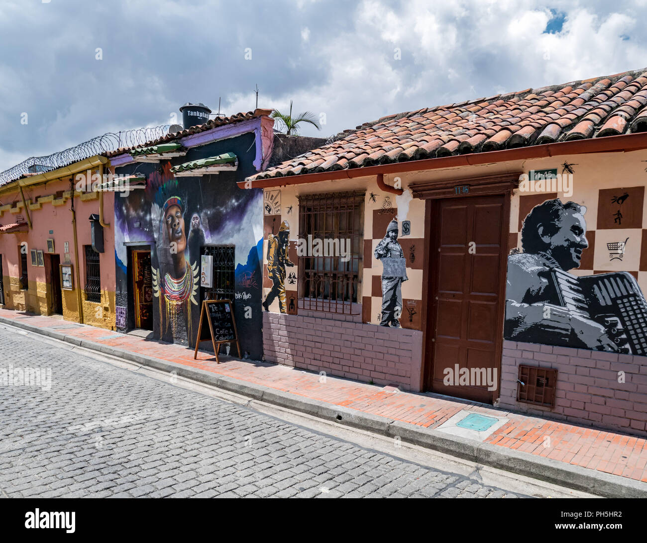 Graffitis colorés peints sur un mur à Bogota, Colombie Banque D'Images