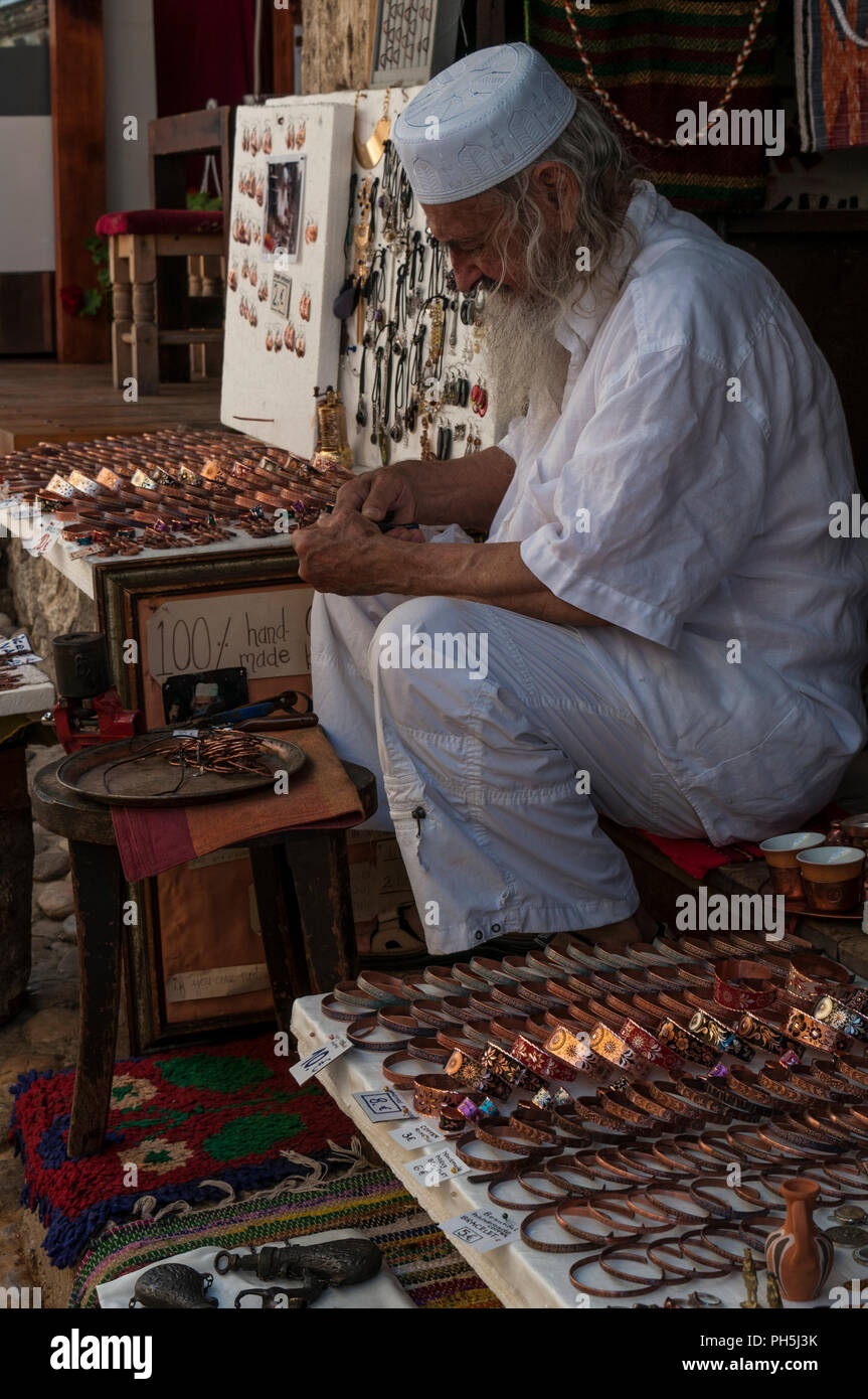 Bosnie Herzégovine, l'Europe : une vieille musulmane de Bosnie artisan portant création de bijoux vêtements traditionnelles de Bosnie dans les ruelles de la vieille ville de Mostar Banque D'Images