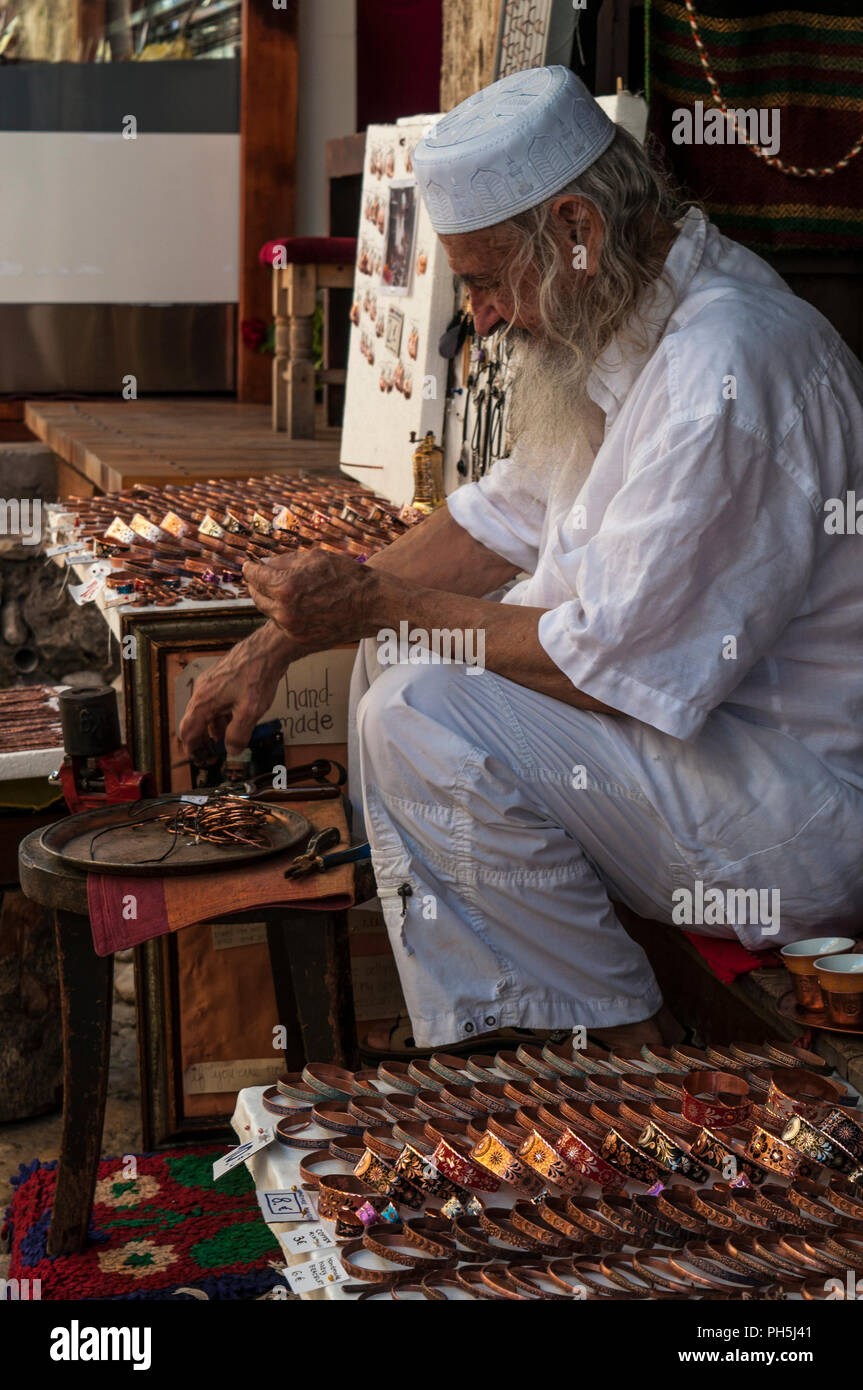 Bosnie Herzégovine, l'Europe : une vieille musulmane de Bosnie artisan portant création de bijoux vêtements traditionnelles de Bosnie dans les ruelles de la vieille ville de Mostar Banque D'Images