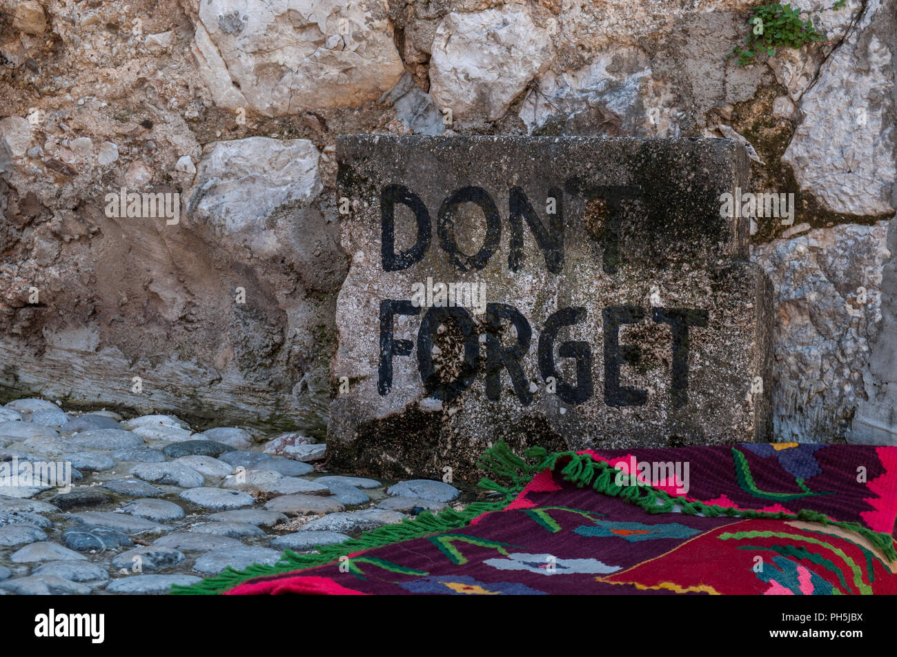 Mostar : un n'oubliez pas de la pierre près de le Stari Most (Vieux Pont) pour rappeler de ne pas oublier la guerre Croat-Bosniak qui en 1993 a pris à la destruction de la ville Banque D'Images