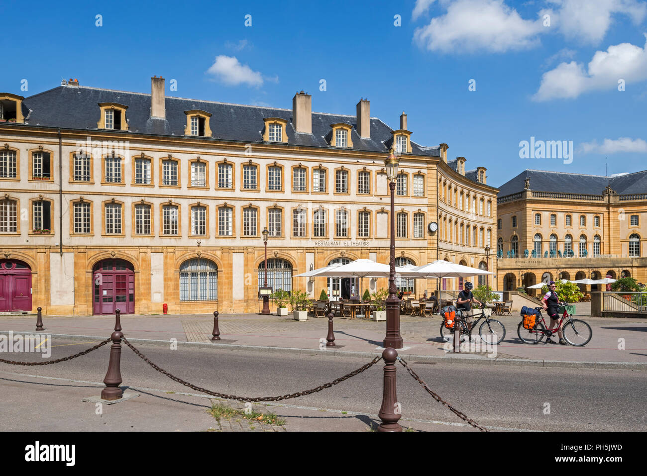 Les cyclistes devant le restaurant El Theatris à la place de la Comédie / comédie place de la ville Metz, Moselle, Lorraine, France Banque D'Images