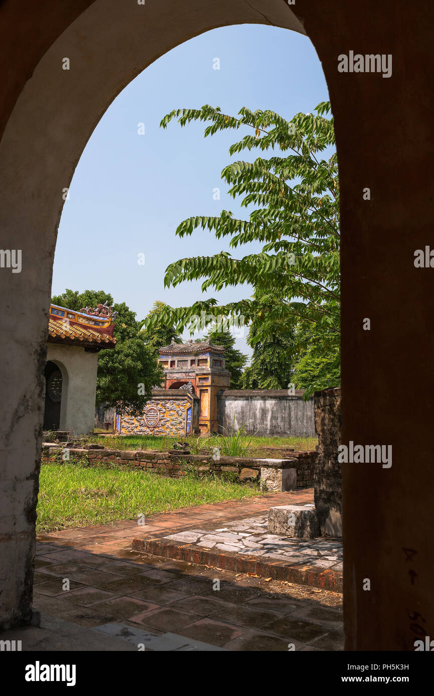 Cour intérieure et la porte de Thiện Khánh Môn, Cung Diên Thọ, ville impériale, Hue, Viet Nam Banque D'Images