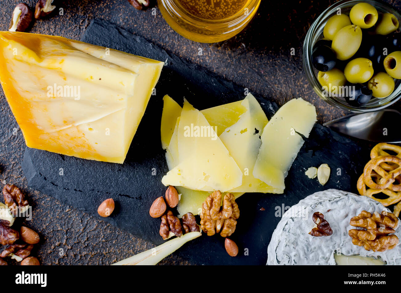 Différents types de fromages sur le plateau, assiette de fromage à partir d'un morceau de fromage à pâte dure, de fines tranches de fromage bleu, tête ronde Banque D'Images