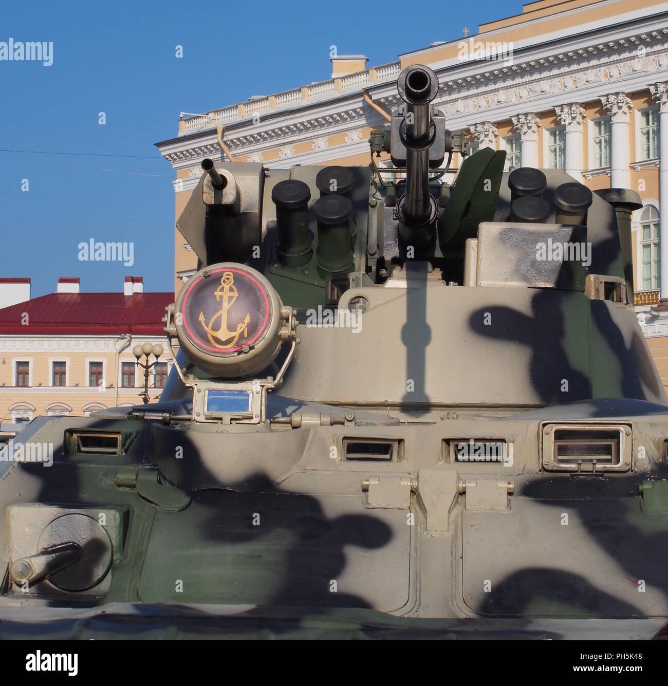 Le BTR-82A. Vue de face. Voir le module avec des armes. Sur les projecteurs-l'emblème de la marine russe. Arme. Banque D'Images