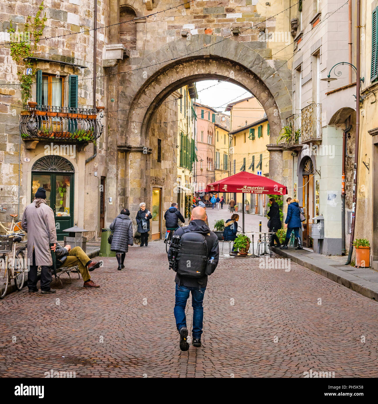 LUCCA, ITALIE, JANVIER - 2018 - Scène de rue la urbain historique de la ville de Lucca, Toscane, Italie Banque D'Images
