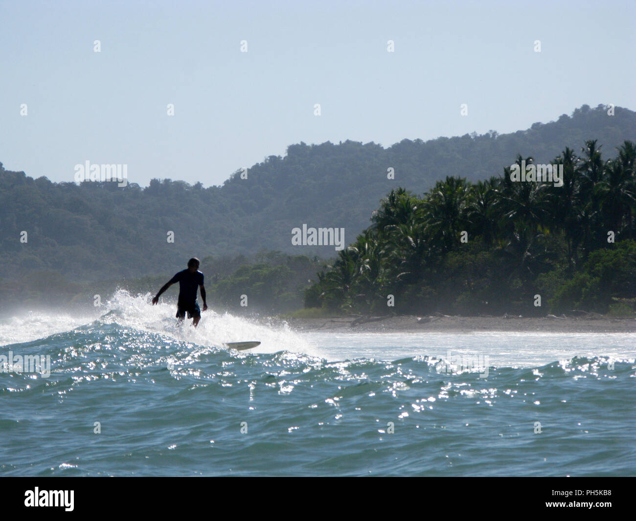 Stand up Paddling sur la plage de Montezuma, Costa Rica Banque D'Images