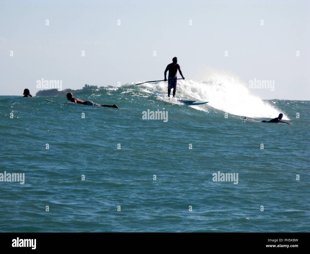 Stand up Paddling sur la plage de Montezuma, Costa Rica Banque D'Images
