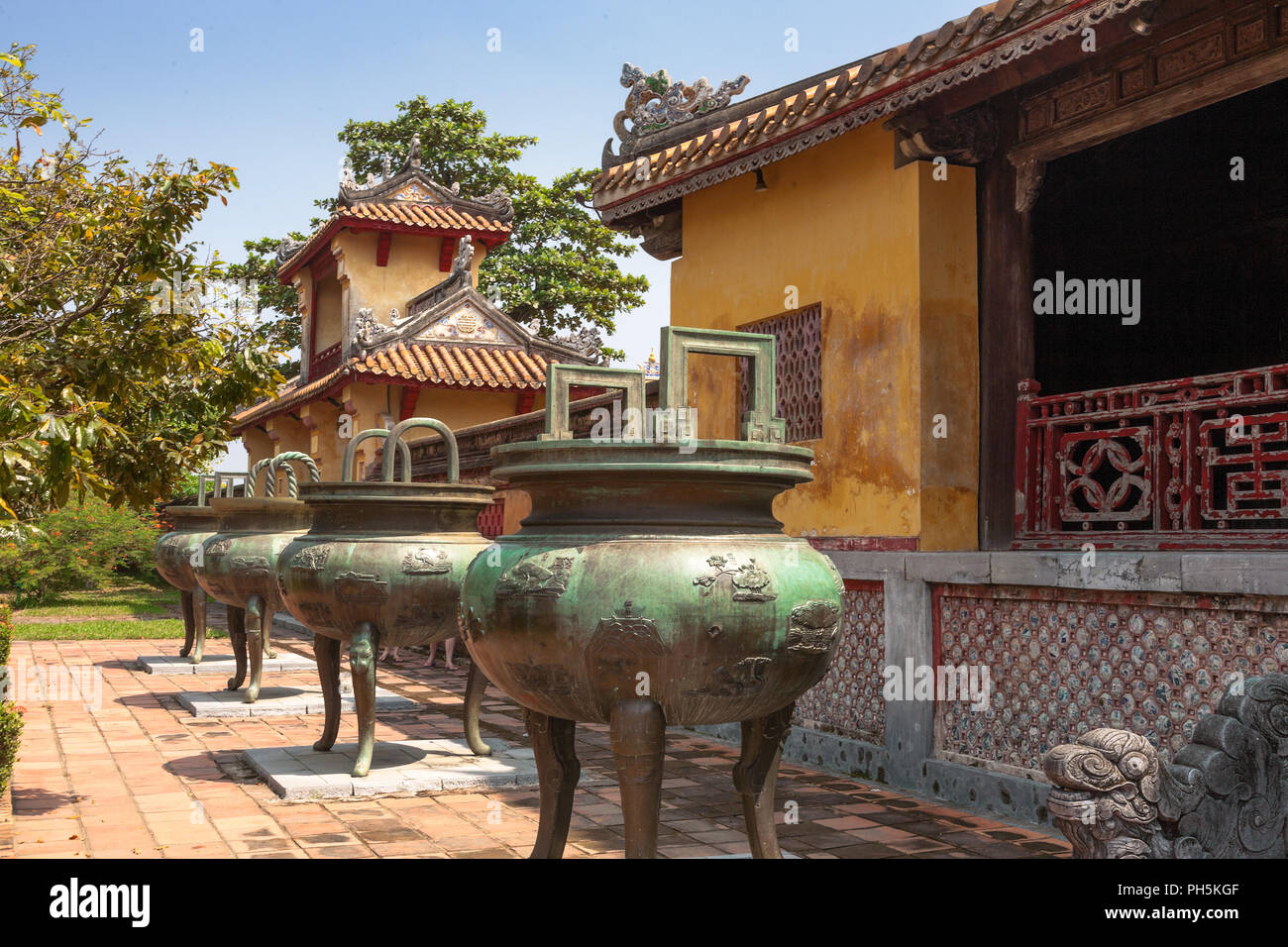 Quatre des neuf urnes dynastiques (cửu đỉnh), un pour chacun des neuf premiers empereurs Nguyễn, à l'extérieur de l'Hien Lam Pavilion, ville impériale, Hue, Viet Nam Banque D'Images