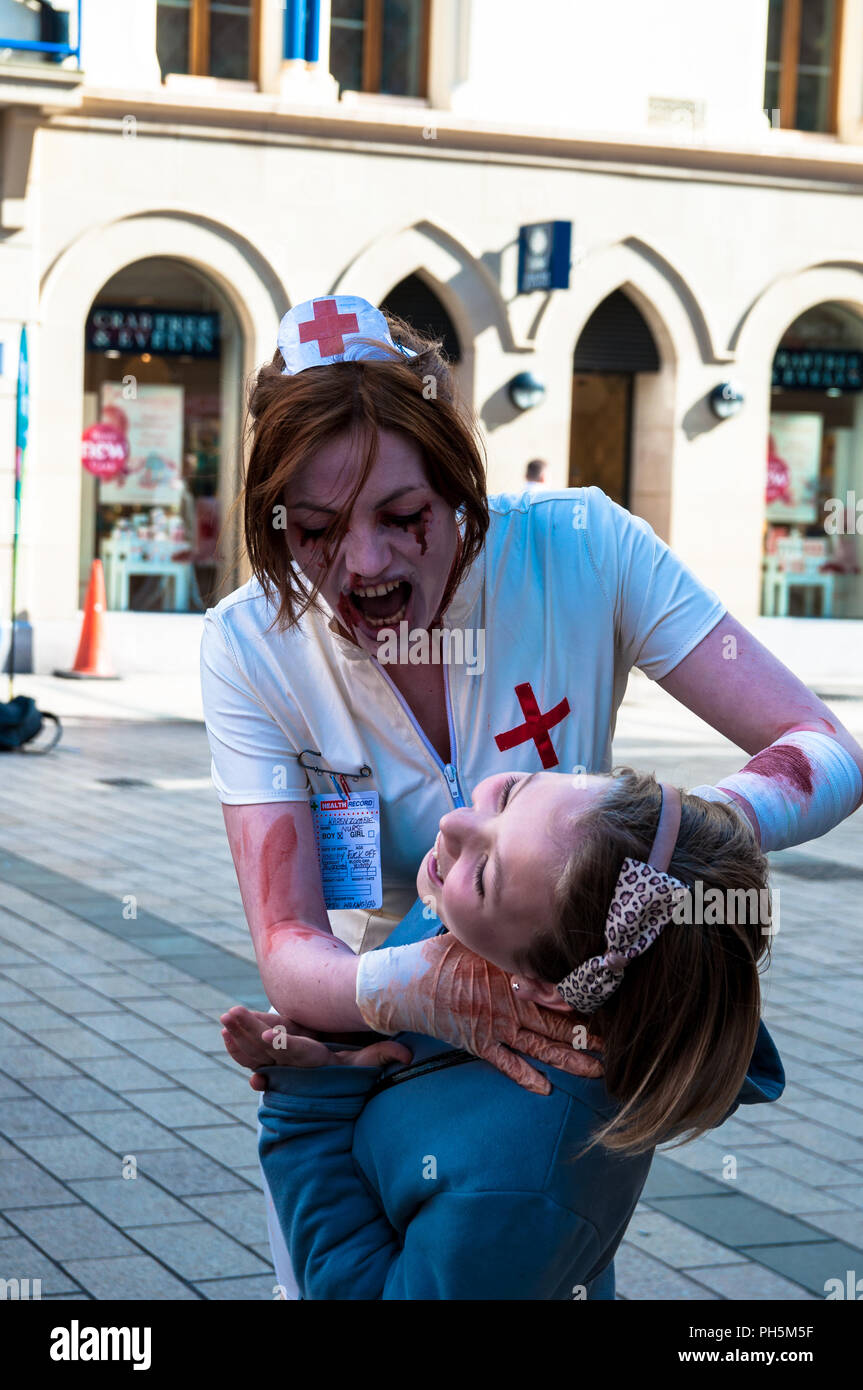 Zombies dans les rues de Belfast Horror Walking Dead Banque D'Images