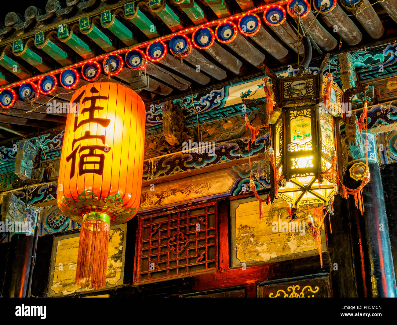 Décoration chinoise, de l'architecture et des ornements, la photographie de nuit à Pingyao Ancient City, site du patrimoine de l'Unesco, Chine Banque D'Images