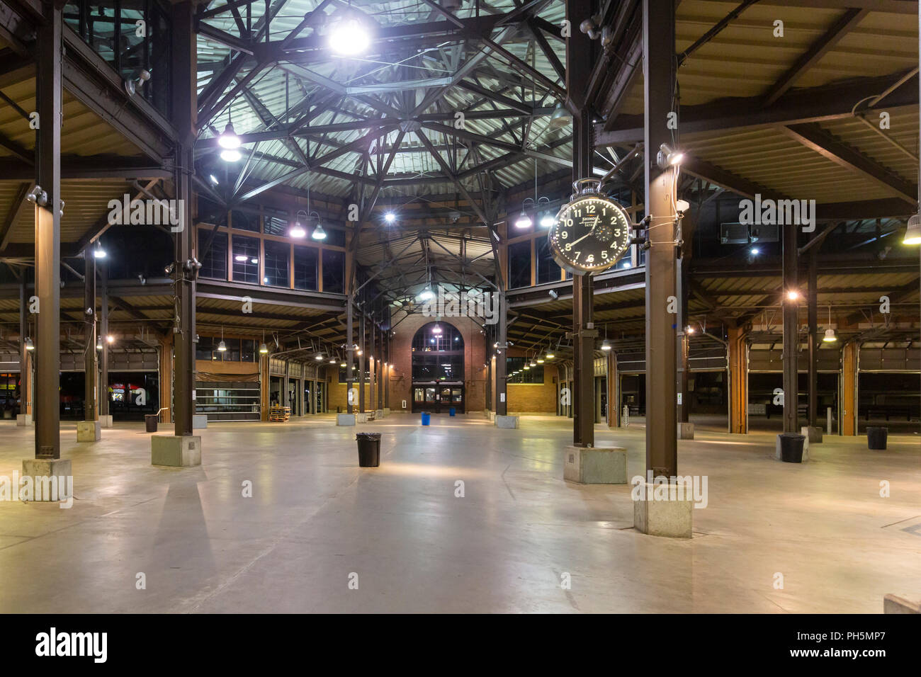 Detroit, Michigan - Detroit de l'Est du marché, un marché de producteurs, la nuit. Banque D'Images