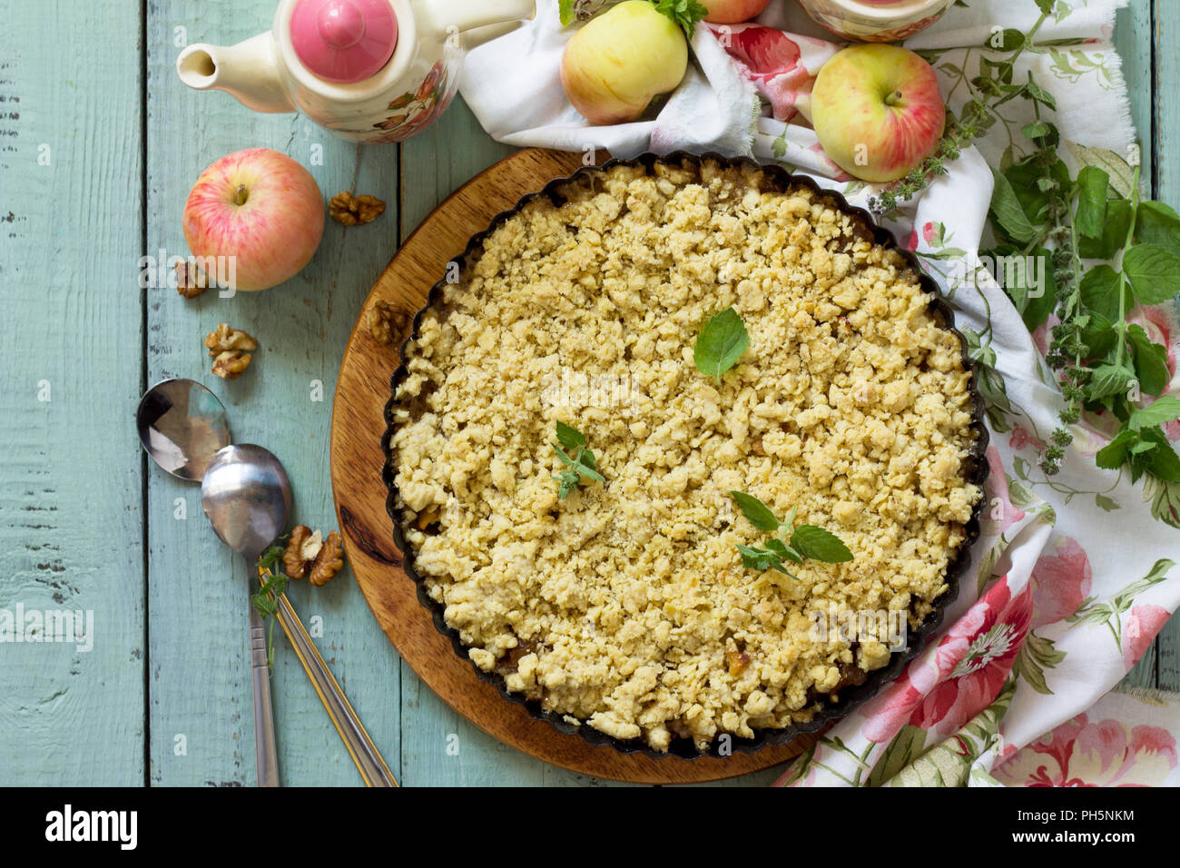 Une cuisine traditionnelle anglaise. Crumble pommes croustillantes, dans le plat de cuisson sur table en bois. Vue supérieure de la télévision mise de fond. Banque D'Images