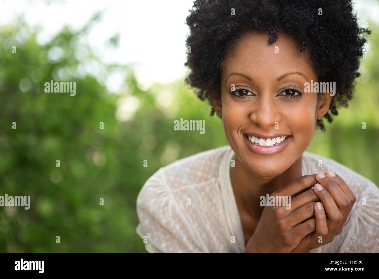 Beautiful woman smiling extérieur. Banque D'Images