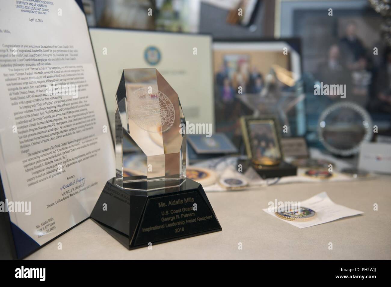 La Garde côtière en 2018 George R. Putnam Inspirational Leadership Award est assis sur le bureau de l'Aidalis Mills à Cleveland, Ohio, le 25 juin 2018. Mills a été choisi comme récipiendaire du prix en reconnaissance pour son dévouement au travail et après les heures d'efforts au cours de la saison des ouragans de 2017. Banque D'Images