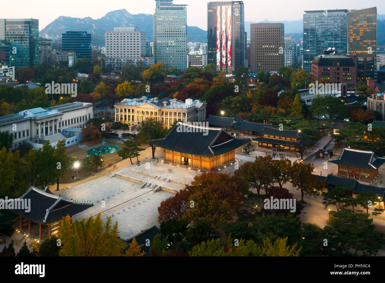 Vue nocturne de la ville de Séoul et palais Deoksugung en saison d'automne à Séoul, Corée du Sud. Banque D'Images