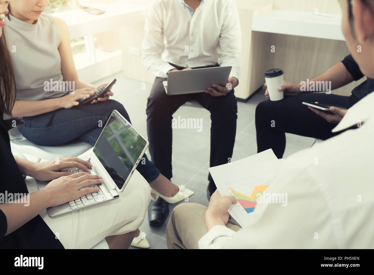 People Development occasionnels bureau moderne. L'équipe d'affaires collaborateurs Rapport d'activités de partage de document. Banque D'Images
