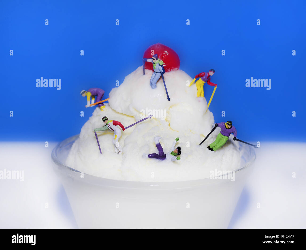 La nourriture, macro, les skieurs, les pistes de ski de fond sur une montagne de glace cerise sur le haut de la chute drôle fun concept Banque D'Images